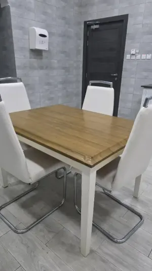 طاولة طعام +4 كراسي
